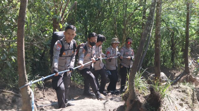 Rayakan Hari Bhayangkara, Personel Polres Blitar Kompak Daki Gunung Kelud