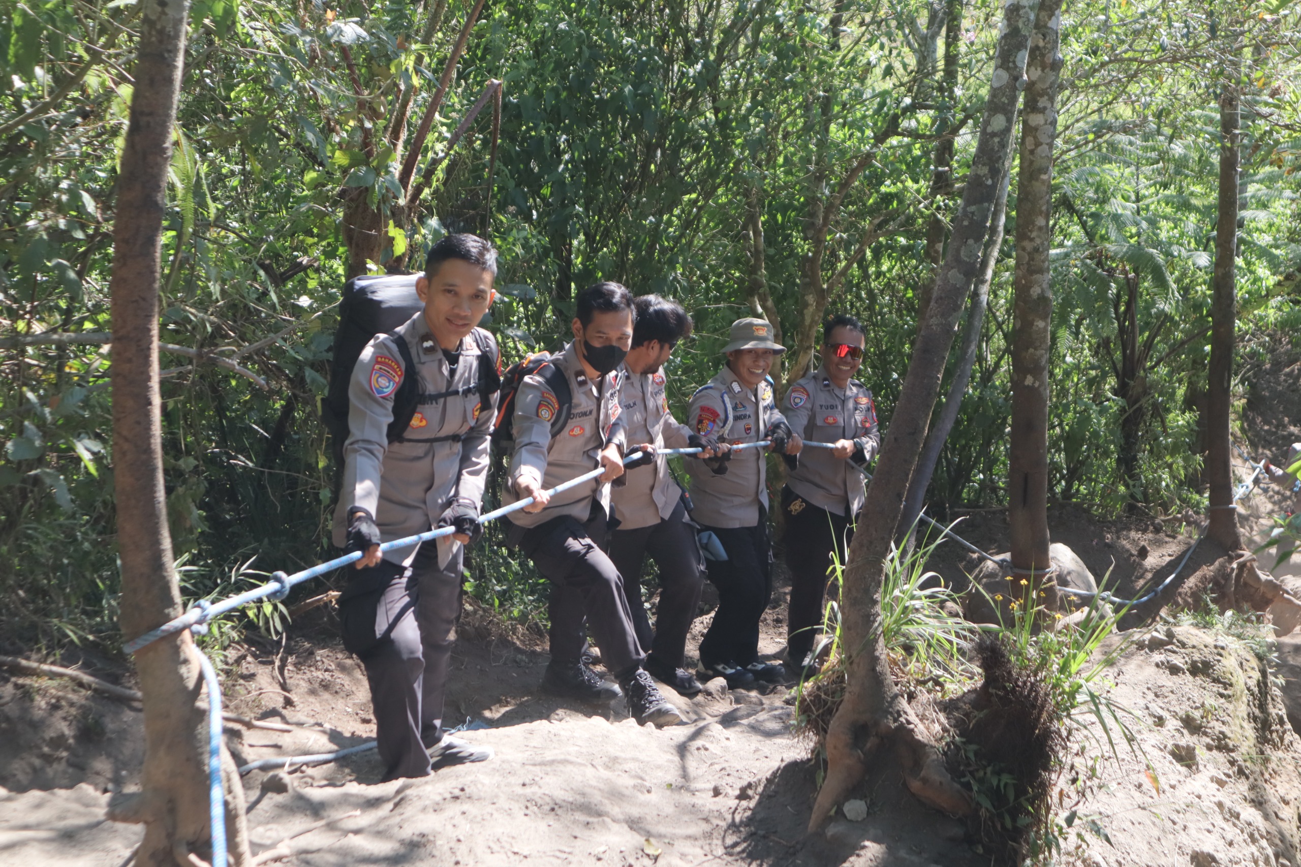 Rayakan Hari Bhayangkara, Personel Polres Blitar Kompak Daki Gunung Kelud