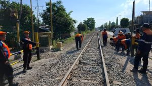 Sejumlah pekerja  saat penutupan  perlintasan sebidang liar di Desa Pasirharjo, Kecamatan Talun.
