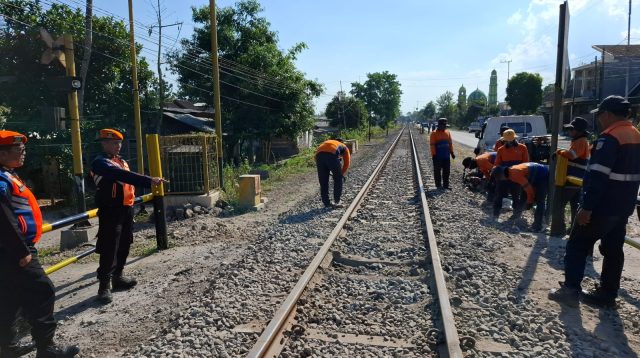 Sejumlah pekerja  saat penutupan  perlintasan sebidang liar di Desa Pasirharjo, Kecamatan Talun.