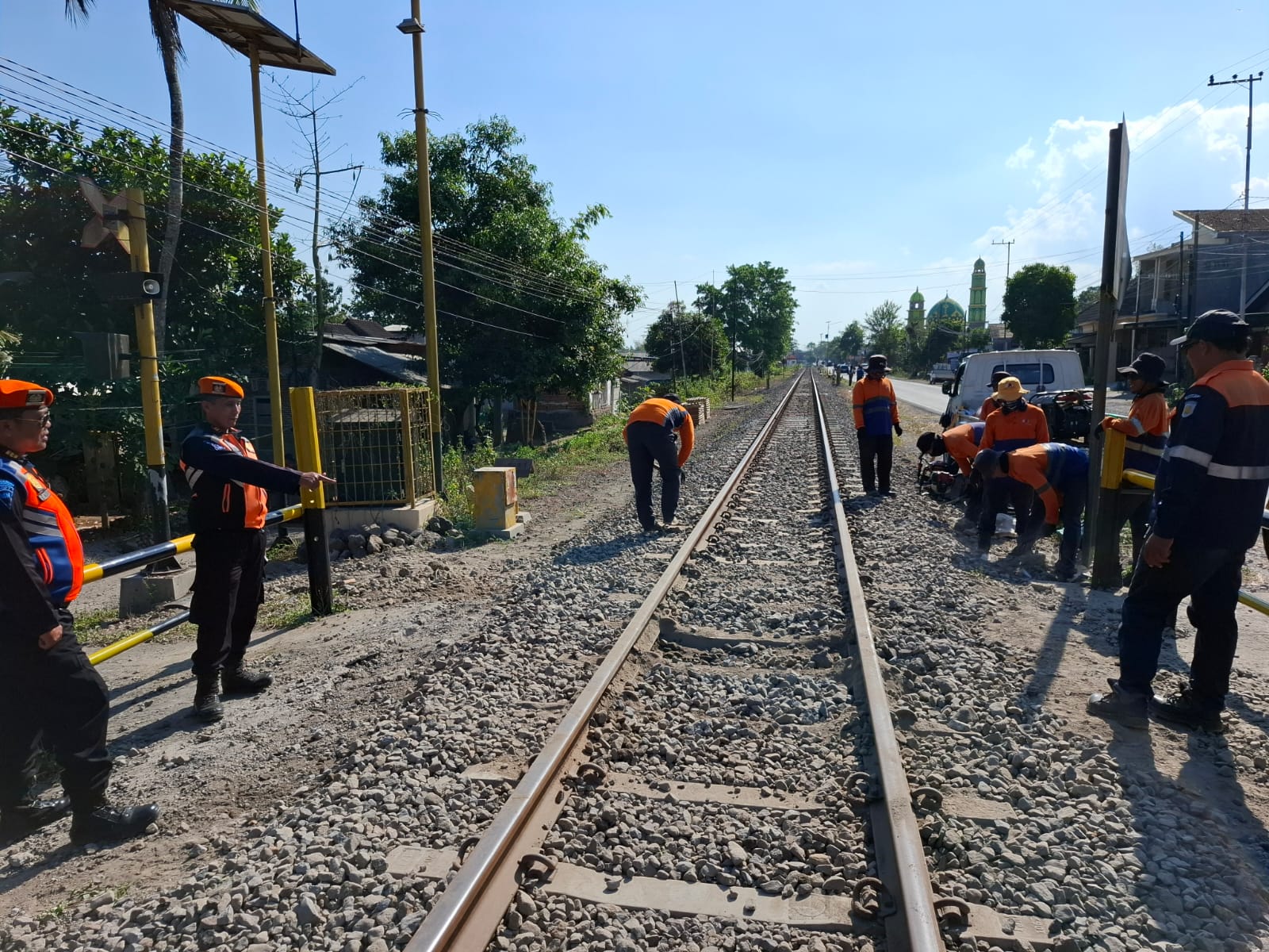 Sejumlah pekerja  saat penutupan  perlintasan sebidang liar di Desa Pasirharjo, Kecamatan Talun.