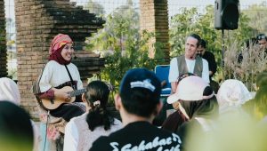 Pertunjukan Rona Mentari, pendongeng sekaligus pendiri Rumah Dongeng Mentari, dan Roi Galor, storyteller internasional serta salah satu pendiri International School of Storytelling di Inggris.