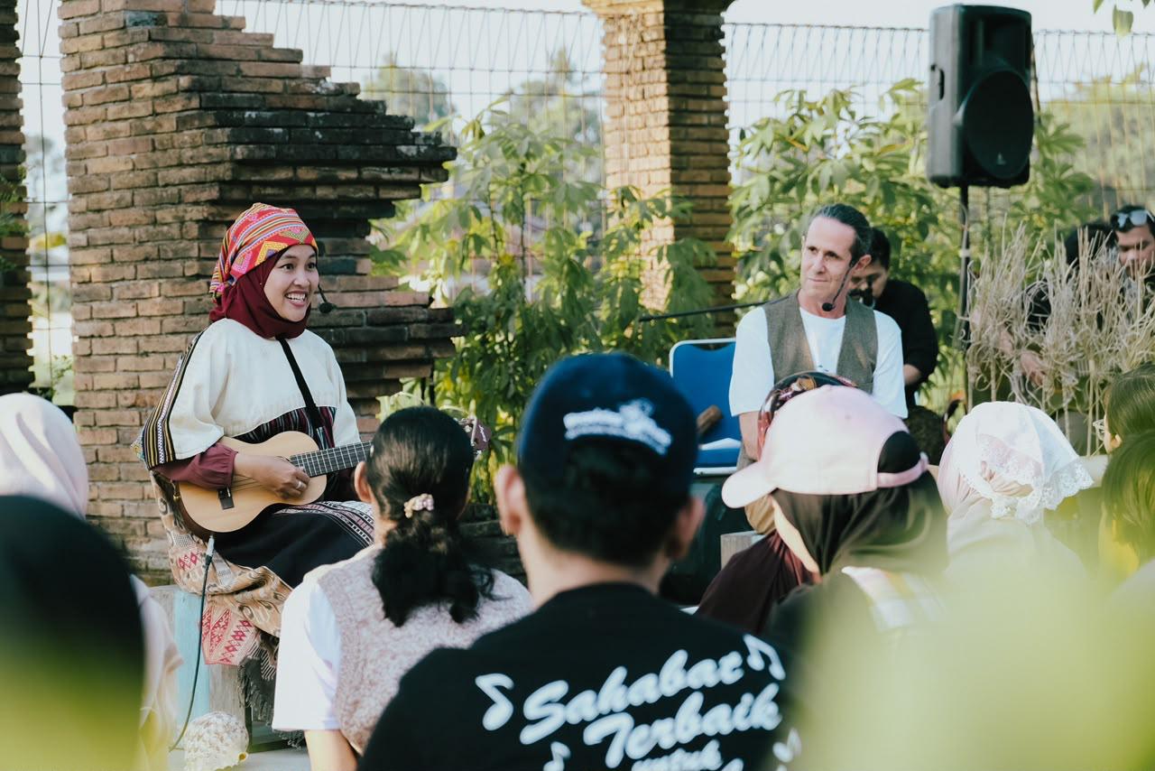 Pertunjukan Rona Mentari, pendongeng sekaligus pendiri Rumah Dongeng Mentari, dan Roi Galor, storyteller internasional serta salah satu pendiri International School of Storytelling di Inggris.
