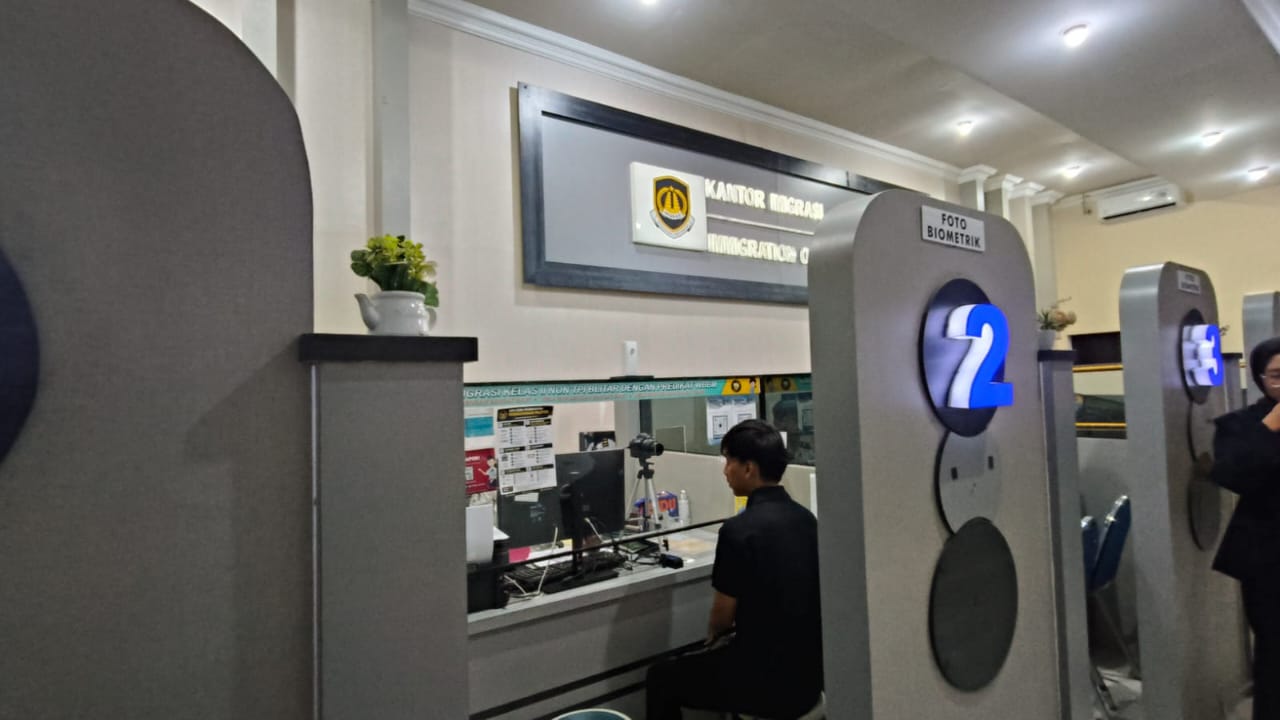 Para pemohon ketika mendapatkan layanan paspor di Kantor Imigrasi Kelas II Non TPI Blitar.
