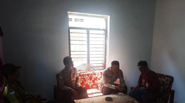 Polisi ketika mendatangi rumah korban di Desa Ngaringan.