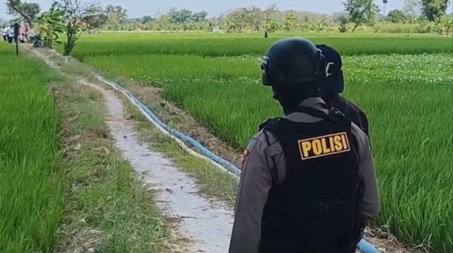 KPK dengan dikawal pihak kepolisian melakukan penyitaan aset berupa bidang tanah terkait korupsi pembangunan gedung pemkab Lamongan.