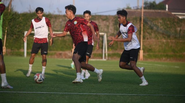 Achmad Zidan Arrosyid saat latihan bersama di Stadion Surajaya Lamongan.