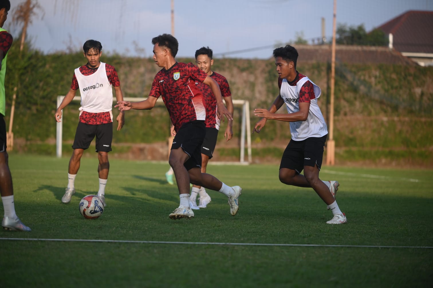Achmad Zidan Arrosyid saat latihan bersama di Stadion Surajaya Lamongan.