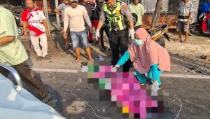 Petugas Gakkum Satlantas Polres Lamongan melakukan olah TKP dan memintai keterangan saksi.