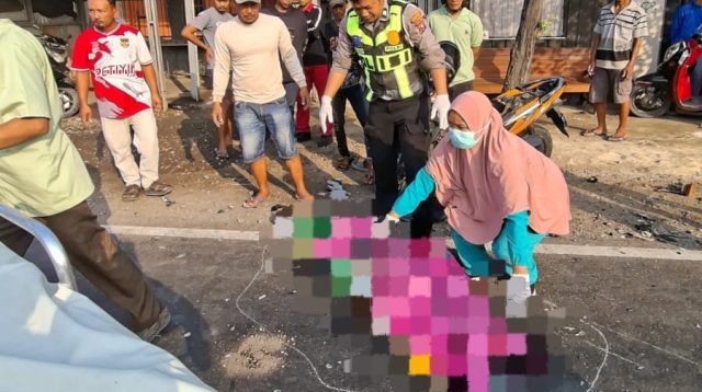 Petugas Gakkum Satlantas Polres Lamongan melakukan olah TKP dan memintai keterangan saksi.