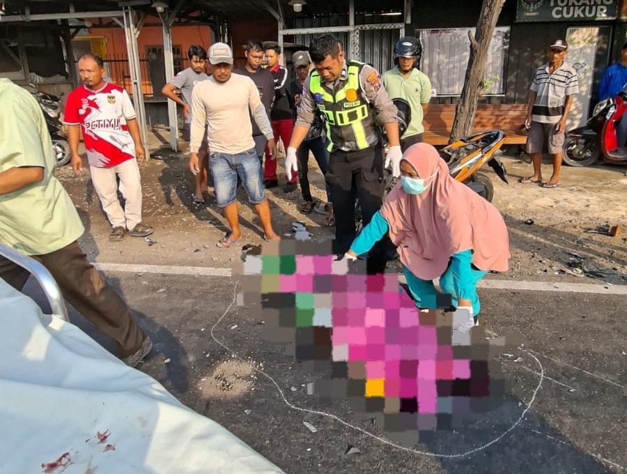 Petugas Gakkum Satlantas Polres Lamongan melakukan olah TKP dan memintai keterangan saksi.
