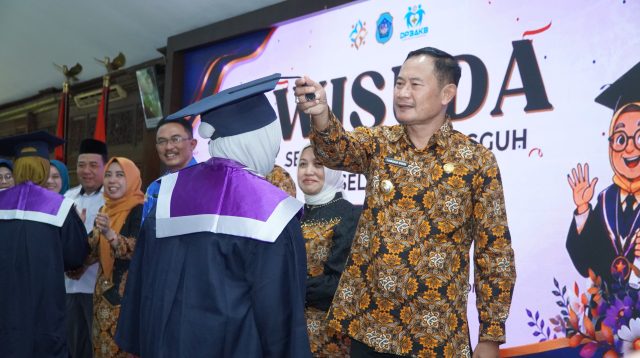 Bupati Lamongan Wisuda 208 Lansia Dorong Lansia Tetap Sehat, Mandiri dan Produktif