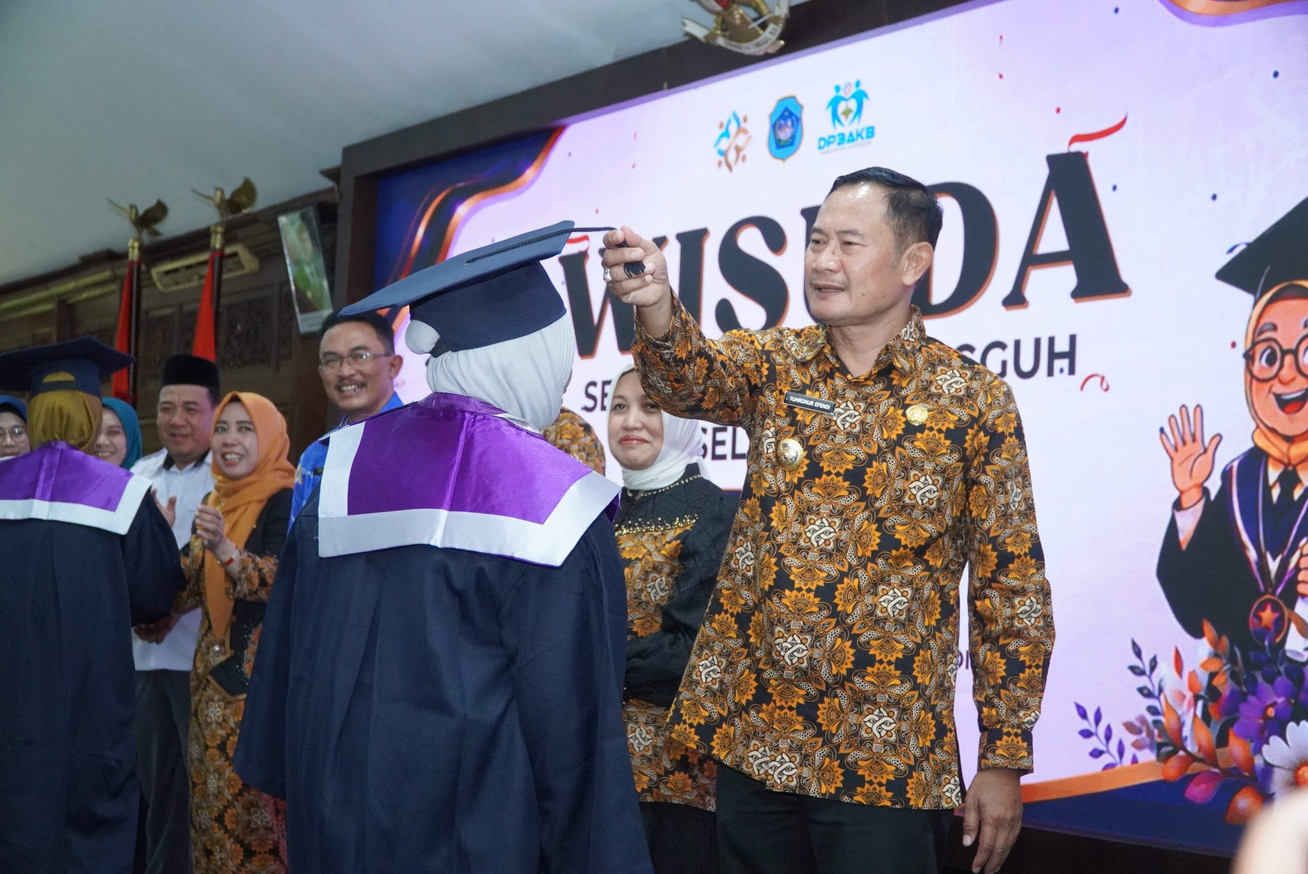 Bupati Lamongan Wisuda 208 Lansia Dorong Lansia Tetap Sehat, Mandiri dan Produktif