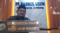 1002804375 Ketua Panitia Lokal Muktamar Ke-35 NU, KH Abdurrozaq Sholeh.