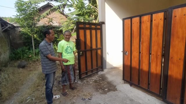 Kendaraan sepeda motor matic berwarna hitam milik wartawan IJTI Jombang hilang di teras rumahnya meskipun pagar terkunci dan setir ditengok di Desa Sengon, Kecamatan Jombang, Minggu (2/8/2026).