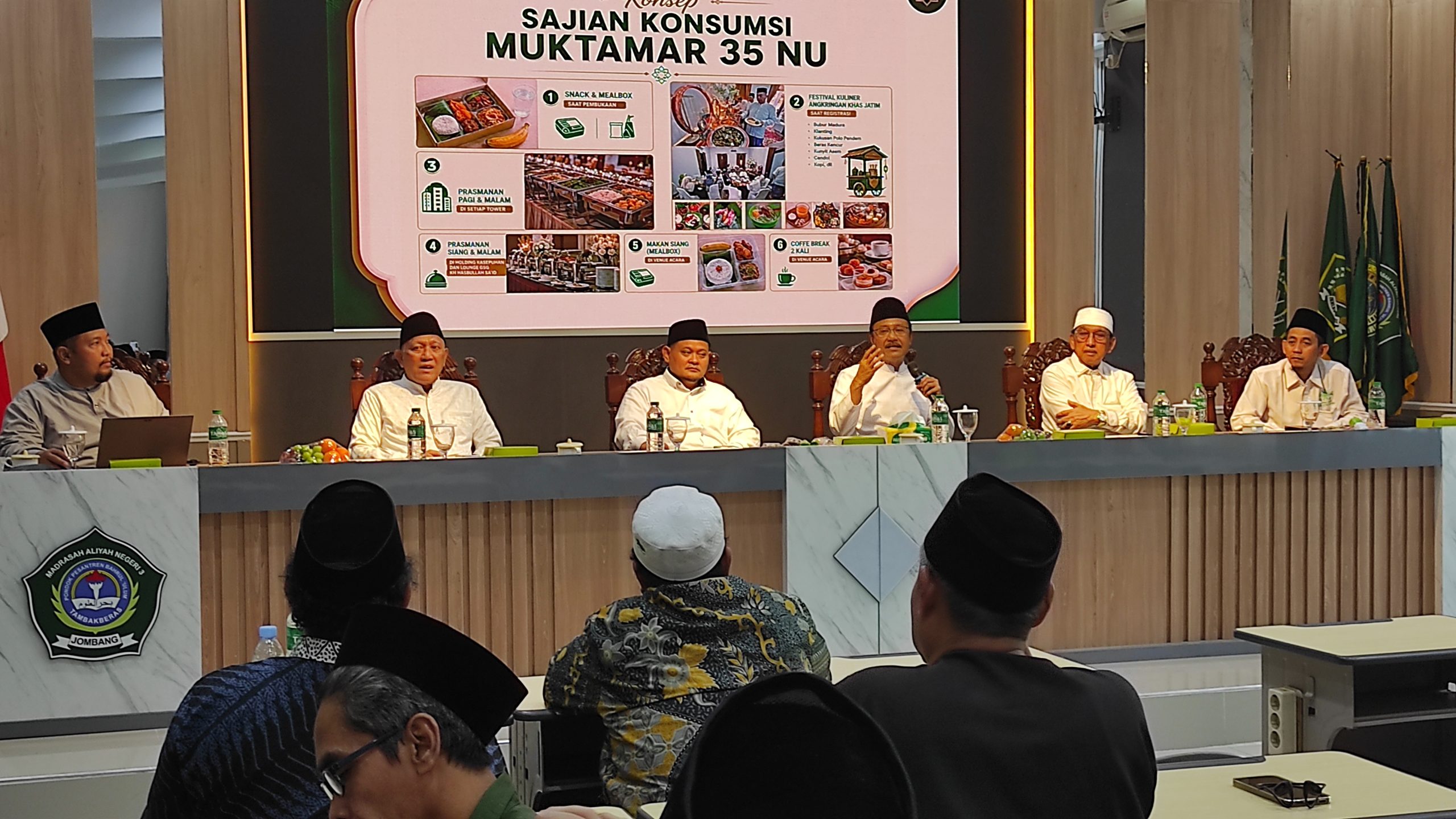 (Dari kiri) Ketua PWNU Jatim KH Abdul Hakim Mahfudz, Ketua Umum Yayasan Pondok Pesantren Bahrul Ulum Tambakberas, KH. Abdurrozaq Sholeh, Sekretaris Jenderal PBNU Saifullah Yusuf dan Ketua Majelis Pengasuh Ponpes Bahrul Ulum KH Hasib Wahab serta Pengurus PBNU KH Latif Malik ketika Rapat Koordinasi antara PBNU dan Panitia Lokal yang digelar di Tower G MAN 3 Jombang, Senin (3/8/2026) siang.