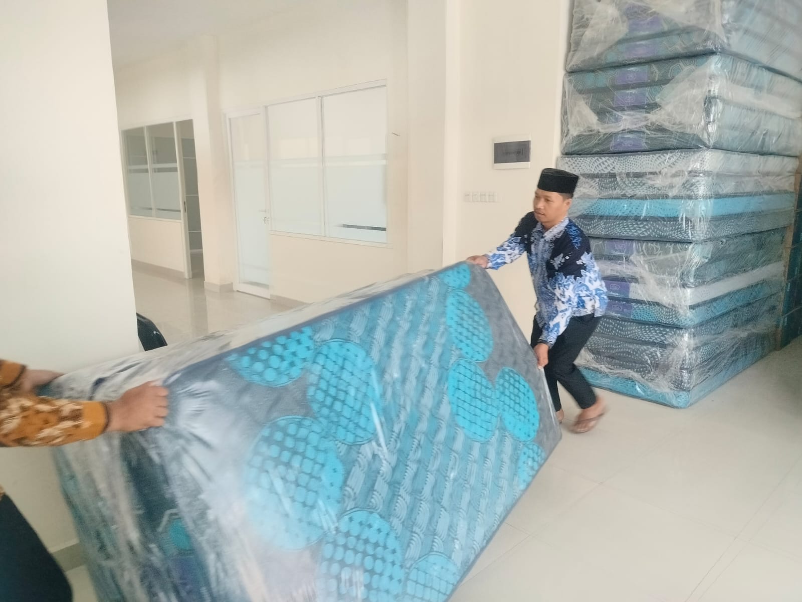 Kasur berbahan foarm sudah tiba secara bertahap di Tower 5 Universitas KH Wahab Hasbullah (Unwaha) Jombang, Kecamatan Jombang, Kabupaten Jombang, Rabu (5/8/2026).