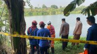 Kapolsek Ploso Kompol Achmad Chairudin bersama tim BPBD Jombang saat mengevakuasi jasad yang mengapung di sekitar Sungai Brantas Dusun Jatirowo, Desa Jatigedong, Kecamatan Ploso, Jombang, Jumat (7/8/2026).