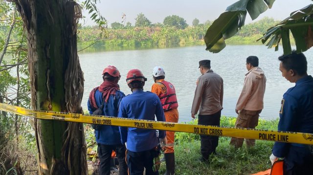 Kapolsek Ploso Kompol Achmad Chairudin bersama tim BPBD Jombang saat mengevakuasi jasad yang mengapung di sekitar Sungai Brantas Dusun Jatirowo, Desa Jatigedong, Kecamatan Ploso, Jombang, Jumat (7/8/2026).