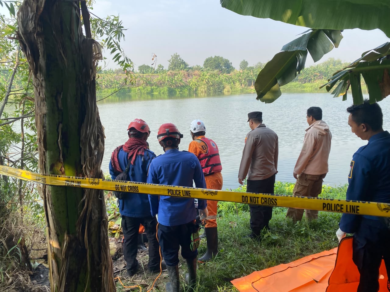 Kapolsek Ploso Kompol Achmad Chairudin bersama tim BPBD Jombang saat mengevakuasi jasad yang mengapung di sekitar Sungai Brantas Dusun Jatirowo, Desa Jatigedong, Kecamatan Ploso, Jombang, Jumat (7/8/2026).