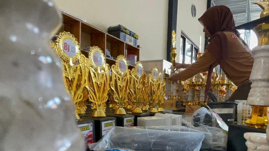 Pesanan Piala Melonjak 200 Persen, Perajin Jombang Raup Berkah HUT ke-81 RI