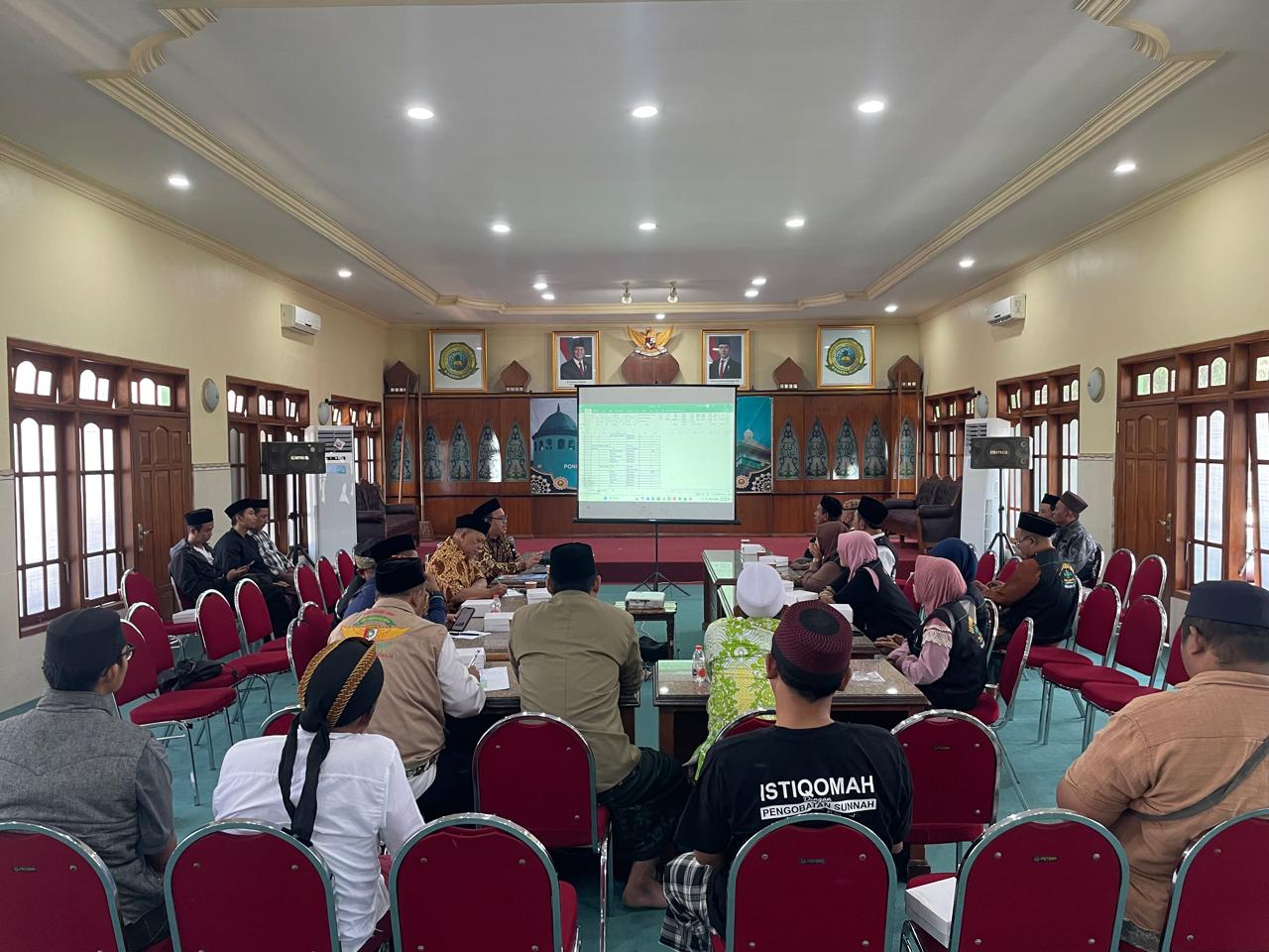 Rapat kordinasi layanan kesehatan panitia lokal Muktamar NU ke-35 Tambakberas, Jombang di ruang rapat Ponpes Bahrul Ulum, Tambakberas, Senin (10/8/2026).