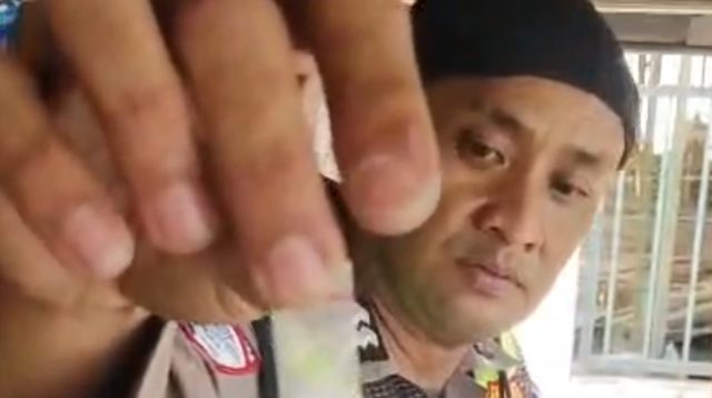 Tangkapan layar video petugas kepolisian dari Satlantas Polres Jombang saat menggeledah barang bawaan sopir bus dan ditemukan sabu-sabu di Mojongapit, Kecamatan Jombang, Kabupaten Jombang, Selasa (11/8/2026) kemarin.