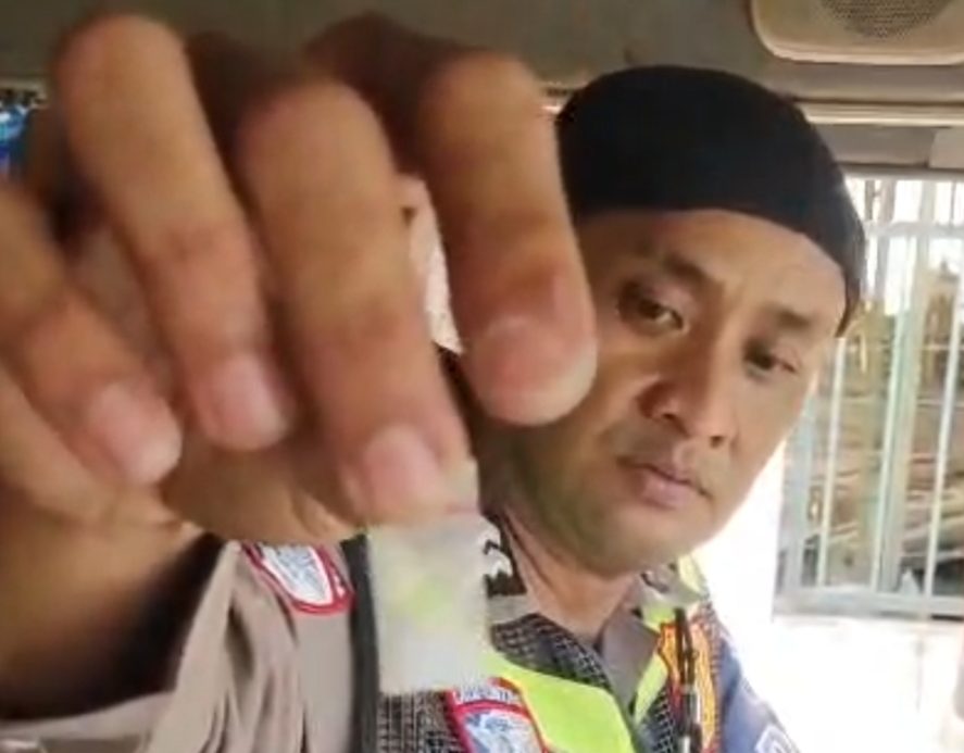 Tangkapan layar video petugas kepolisian dari Satlantas Polres Jombang saat menggeledah barang bawaan sopir bus dan ditemukan sabu-sabu di Mojongapit, Kecamatan Jombang, Kabupaten Jombang, Selasa (11/8/2026) kemarin.