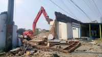 Proses pembongkaran sejumlah rumah toko (ruko) di sekitar venue pembukaan Muktamar ke-35 NU di lapangan Untung Suropati Desa Tambakrejo, Kecamatan/Kabupaten Jombang, Jumat (14/8/2026).