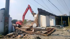 Proses pembongkaran sejumlah rumah toko (ruko) di sekitar venue pembukaan Muktamar ke-35 NU di lapangan Untung Suropati Desa Tambakrejo, Kecamatan/Kabupaten Jombang, Jumat (14/8/2026).