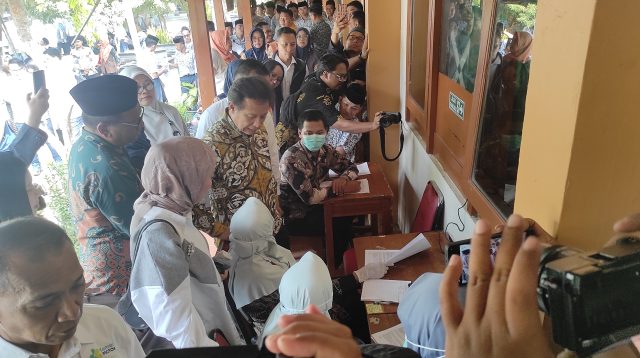 1002868690 Menteri Kesehatan RI Budi Gunadi Sadikin (berbaju batik kuning) ketika meninjau alat Portable X-Ray canggih milik Kemenkes RI sedang melakukan skrining Tuberkulosis dan Cek Kesehatan Gratis.