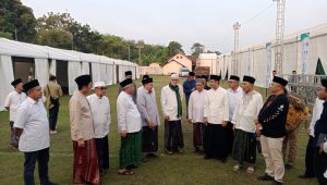 Ketua Organizing Committee Muktamar ke-35 NU, Saifullah Yusuf atau Gus Ipul) berama Panitia lokal dipimpin Gus Rozaq dan Ketua Steering Committee Muktamar ke-35 NU, Prof. Mohammad Nuh, saat meninjau persiapan venue-venue utama dan termasuk Bazar Muktamar.