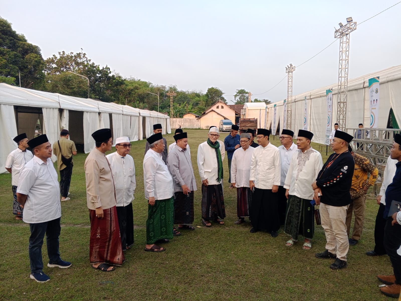 Ketua Organizing Committee Muktamar ke-35 NU, Saifullah Yusuf atau Gus Ipul) berama Panitia lokal dipimpin Gus Rozaq dan Ketua Steering Committee Muktamar ke-35 NU, Prof. Mohammad Nuh, saat meninjau persiapan venue-venue utama dan termasuk Bazar Muktamar.