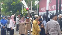 Puluhan warga Dusun Parimono, Desa Plandi, Kecamatan/Kabupaten Jombang mendampingi pengurus RT dan Nazir wakaf yang dipanggil pihak kepolisian saat didepan Mapolres Jombang, Rabu (26/8/2026).