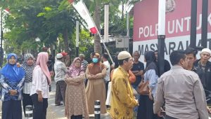 Puluhan warga Dusun Parimono, Desa Plandi, Kecamatan/Kabupaten Jombang mendampingi pengurus RT dan Nazir wakaf yang dipanggil pihak kepolisian saat didepan Mapolres Jombang, Rabu (26/8/2026).