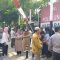 Puluhan warga Dusun Parimono, Desa Plandi, Kecamatan/Kabupaten Jombang mendampingi pengurus RT dan Nazir wakaf yang dipanggil pihak kepolisian saat didepan Mapolres Jombang, Rabu (26/8/2026).