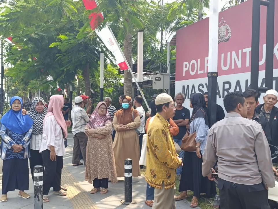 Puluhan warga Dusun Parimono, Desa Plandi, Kecamatan/Kabupaten Jombang mendampingi pengurus RT dan Nazir wakaf yang dipanggil pihak kepolisian saat didepan Mapolres Jombang, Rabu (26/8/2026).