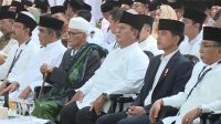 Presiden Republik Indonesia, Prabowo Subianto (tengah, mengenakan baju koko putih dan peci hitam), Wakil Presiden RI, Gibran Rakabuming Raka (kanan Prabowo, mengenakan setelan jas hitam, kemeja putih, dan peci hitam), Rais 'Aam Pengurus Besar Nahdlatul Ulama (PBNU), KH Miftachul Akhyar (kiri Prabowo, mengenakan peci putih/kopiah haji dan berselendang hijau) dan beberapa ulama lainnya.