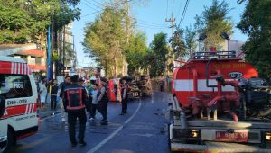 Truk damkar Kota Batu terguling di Oro-Oro Ombo, empat petugas dilarikan ke rumah sakit.