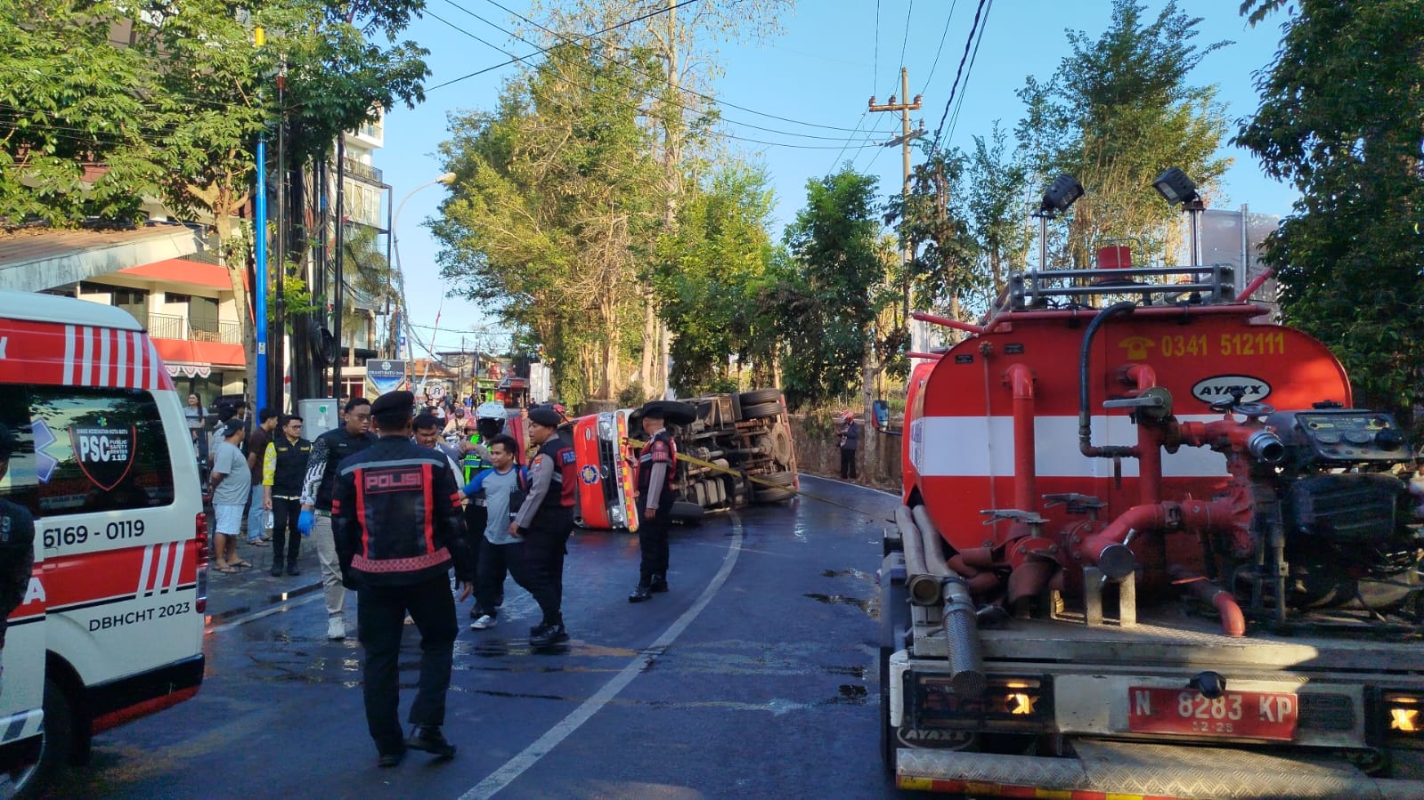 Truk damkar Kota Batu terguling di Oro-Oro Ombo, empat petugas dilarikan ke rumah sakit.