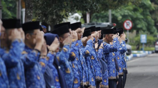 Aparatur Sipil Negara (ASN) saat mengikuti apel di halaman pemkab Ponorogo.
