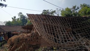 Tak Ada Angin dan Hujan, Rumah Seorang Janda di Ponorogo Tiba-tiba Roboh
