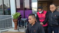 Tersangka FS saat digiring kedalam mobil tahanan Kejari.