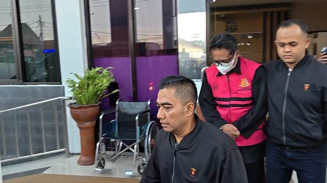 Tersangka FS saat digiring kedalam mobil tahanan Kejari.