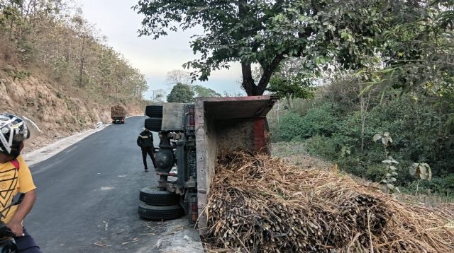 Tidak Disangka, Gara-gara ini Truk Angkut Tebu Terguling di Ngluyu Nganjuk