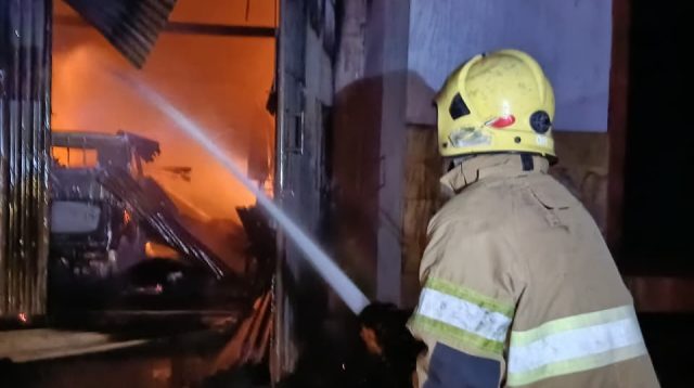 Kebakaran Hebat di Kabupaten Kediri Hanguskan Rumah dan Enam Kendaraan, ini Kronologinya