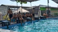 IMG-20260809-WA0030 Pelajar Kabupaten Kediri saat latihan renang dan selam di kolam renang Banyu Bening Kranggan Gurah Minggu siang.