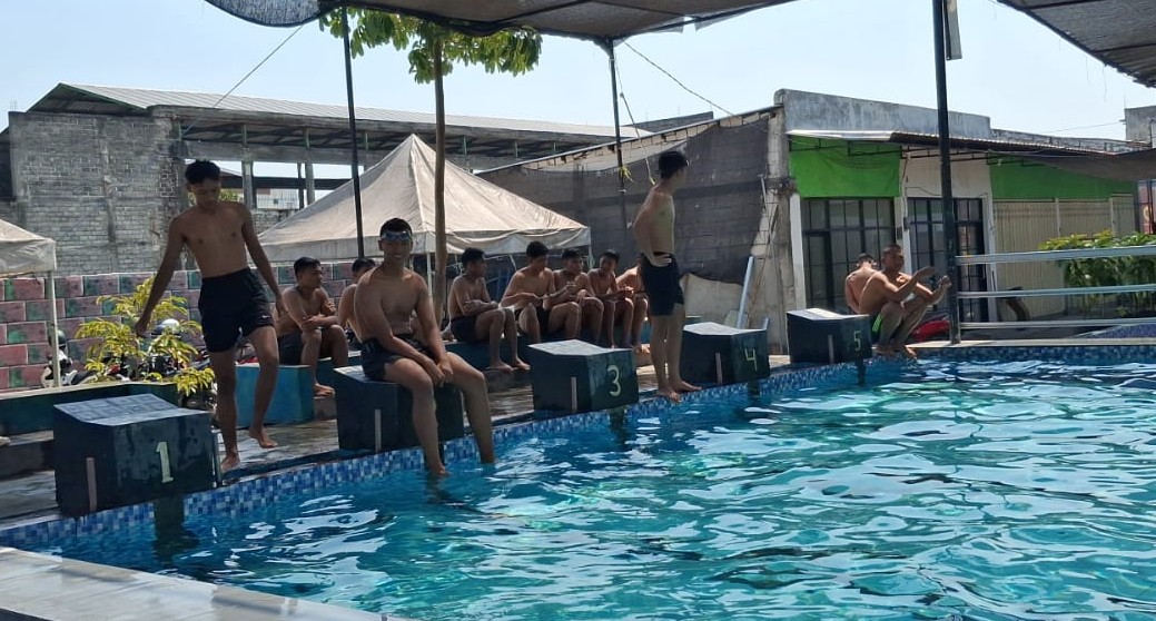 Pelajar Kabupaten Kediri saat latihan renang dan selam di kolam renang Banyu Bening Kranggan Gurah Minggu siang.