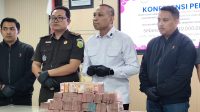 IMG-20260811-WA0036 Kejari Ponorogo saat menunjukkan uang tunai pengembalian kelebihan dana tunjangan perumahan DPRD.
