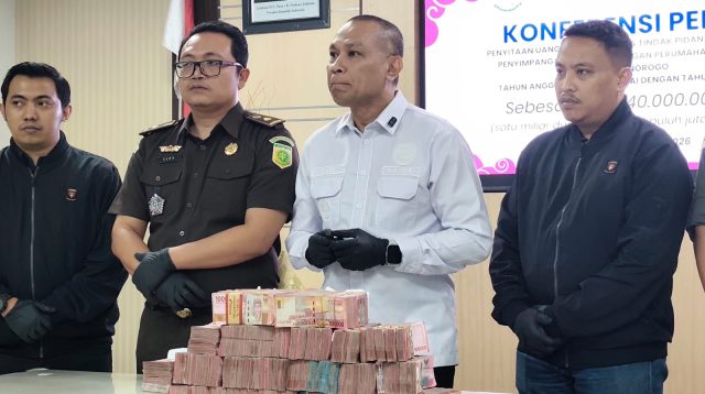Kejari Ponorogo saat menunjukkan uang tunai pengembalian kelebihan dana tunjangan perumahan DPRD.